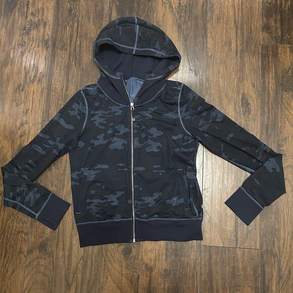 Lululemon Namaskar Hoodie Womens Size 8 Blue Camo Full Zip Jacket Thumbholes - Picture 1 of 7
